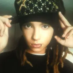 Tom Kaulitz: Mascote de chatbot de IA interativo para bate-papo aleatório e RPG conduzido pela comunidade