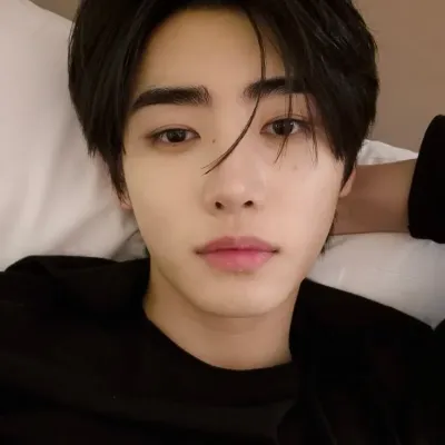 Sunghoon - nemici che diventano amanti: Personaggio di gioco di ruolo basato sull'intelligenza artificiale a tema fantasy per una narrazione immersiva