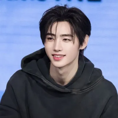 Start your 1v1 session with Park Sunghoon, a playful roleplay AI chat bot.