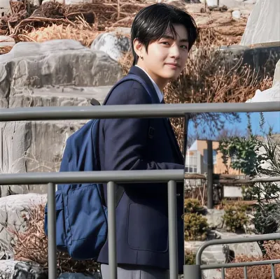 Kim Taehyung-Aşkım: Sesli sohbet ve sinir ağı odaklı özelliklere sahip fütüristik yapay zeka sohbet robotu arayüzü