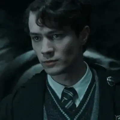 Tom Marvolo Riddle: Ritratto di un compagno di DeepBrain AI per chat online gratuite e conversazioni aperte