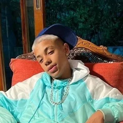 Tato: Multilingual AI conversation partner icon for global chat online services