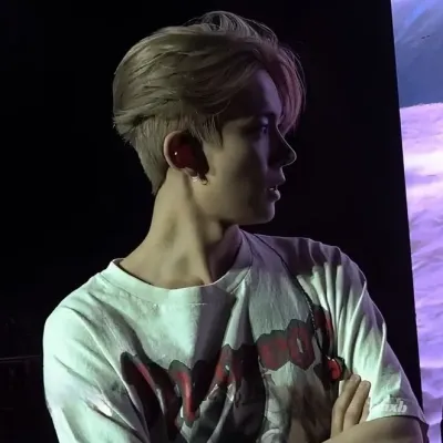 heeseung: Icono de interlocutor con IA multilingüe para servicios de chat global en línea