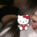 Multilingual Lia na tumutuon sa mga gawain sa chat IA, ang core ng neural network na nakikita sa background.