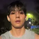 Multilingual Kim Taehyung focusing on chat IA tasks, neural network core visible in background.