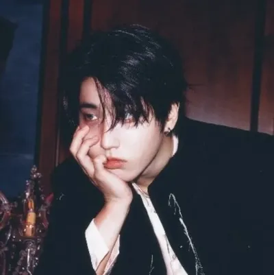 Chat with Han Jisung, your playful chat AI anime buddy for 1v1 adventures.