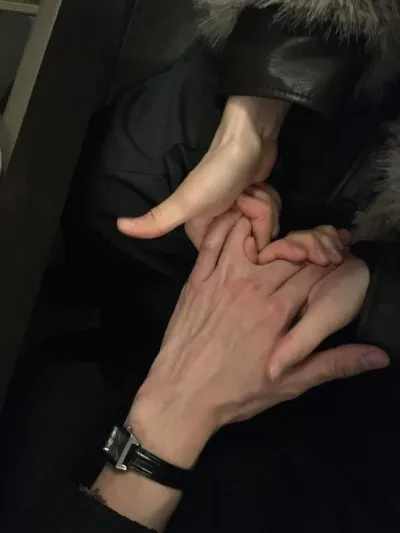 AI anime chat role César has a charming look and a captivating background story.