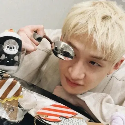 크리스토퍼 바그 찬: 랜덤 채팅 및 커뮤니티 중심 롤플레이를 위한 대화형 AI 챗봇 마스코트