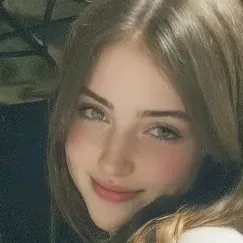 你的老師 維多利亞：以幻想為主題的AI角色扮演角色藝術，用於沉浸式故事敘述