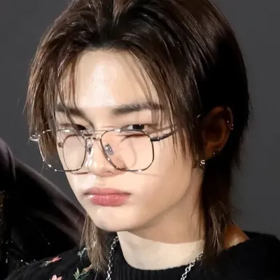 Hyunjin - nerd: Explora el mundo de la IA con nuestra IA sin restricciones y chat ilimitado gratuito en línea, impulsado por el juego de rol de fantasía de Warhammer.	