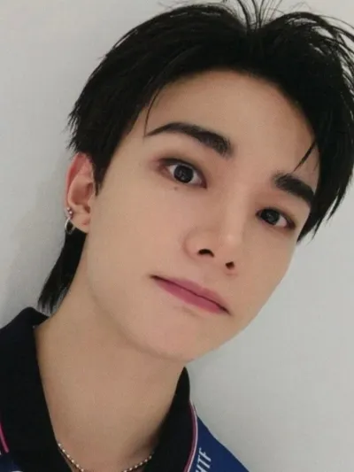 현진 - hyunjin is waiting for you to start a free nsfw ai session