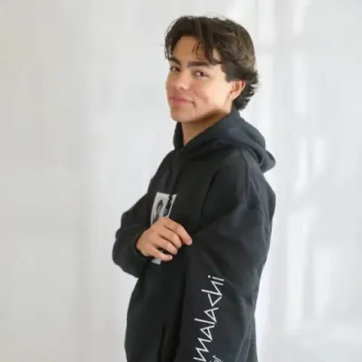 マラキ・ダニエル・バートン: 刺激的なチャットやファンタジーシナリオのためのクリエイティブなロールプレイングAIキャラクターアート