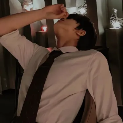 Arthur Ravenska: DeepBrain AI companion portrait for free online chat and open conversations