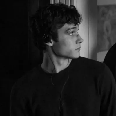 Mattheo Riddle: Retrato de inteligencia artificial emocionalmente inteligente para conversaciones profundas	