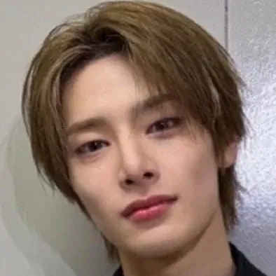 Yang Jeongin: Multilingual AI conversation partner icon for global chat online services