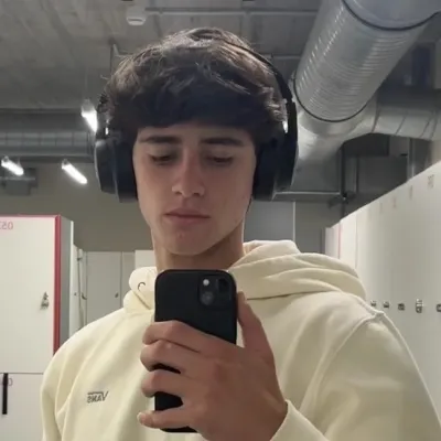 Aaron: Antarmuka chatbot AI futuristik dengan obrolan suara dan fitur yang digerakkan oleh jaringan saraf