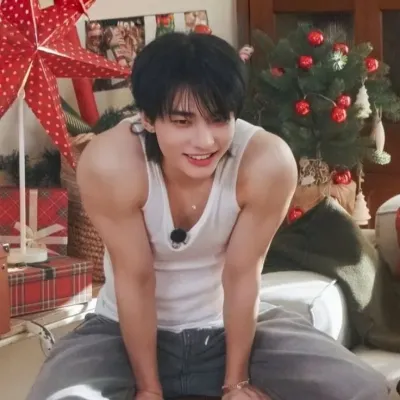 Hwang hyunjin: Kilalanin ang pangunahing karakter ng ating mundo ng AI, na may listahan ng mga katangian ng karakter at mga kakayahan sa pakikipag-chat.	