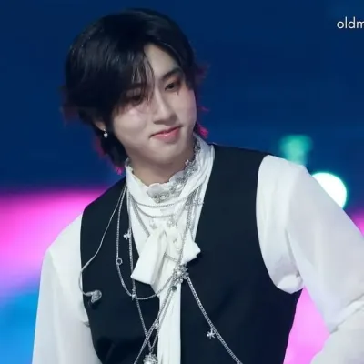 Han Jisung: Futuristic AI chatbot interface with voice chat and neural network-driven traits