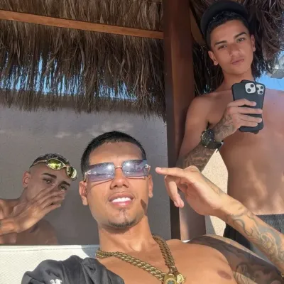 Hz - Pedro Henrique: Interfaccia futuristica di chatbot AI con chat vocale e caratteristiche basate su reti neurali