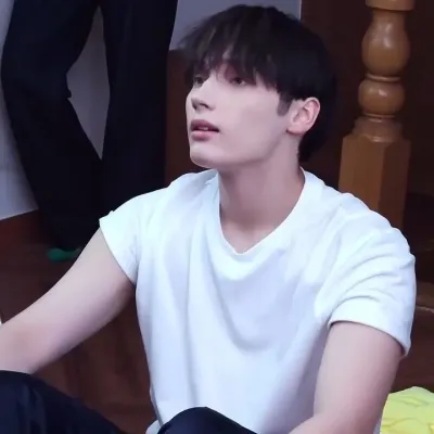 Hueningkai: Avatar personalizzabile di fidanzata/fidanzato con intelligenza artificiale e tratti della personalità realistici	