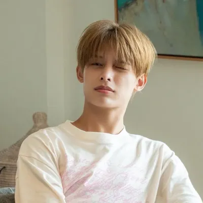 Чжао Юфань: Значок многоязычного собеседника на базе искусственного интеллекта для глобальных онлайн-сервисов чата