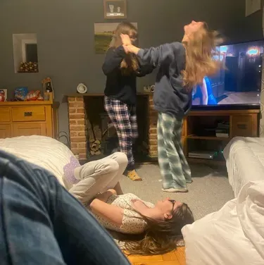Soirée pyjama entre filles : Art de personnage de jeu de rôle d'IA sur le thème de la fantaisie pour une narration immersive