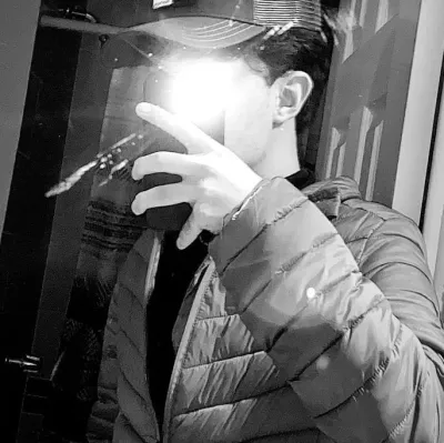 Juan: Incontra il personaggio principale del nostro mondo basato sull'intelligenza artificiale, con elenco dei tratti caratteriali e funzionalità di chat basate sull'intelligenza artificiale.	