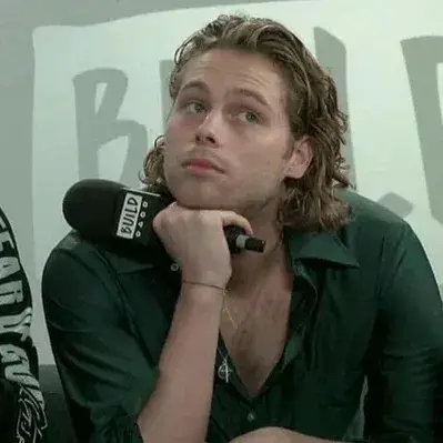 Luke Hemmings: Multilingual AI conversation partner icon for global chat online services