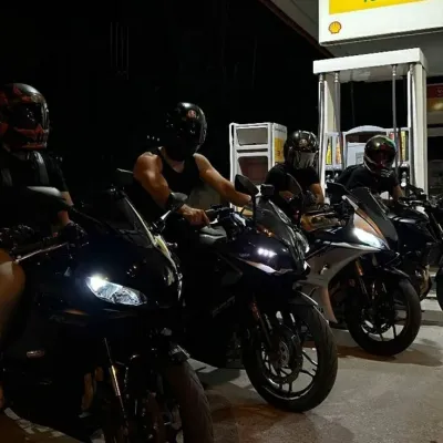 Amigos motociclistas possessivos: Participe de conversas de IA com esse charmoso personagem de IA, que conta com recursos de soulgen e ifreechat para bate-papo gratuito agora.