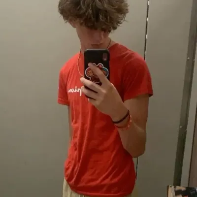 Chat with Your BFFF, your lively freaky AI chatbot for immersive roleplay.