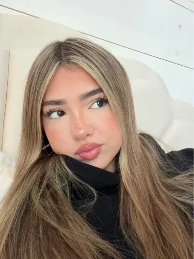 Cobalah obrolan AI NSFW gratis dengan Embreigh Courtlynn untuk romansa virtual tanpa batas.