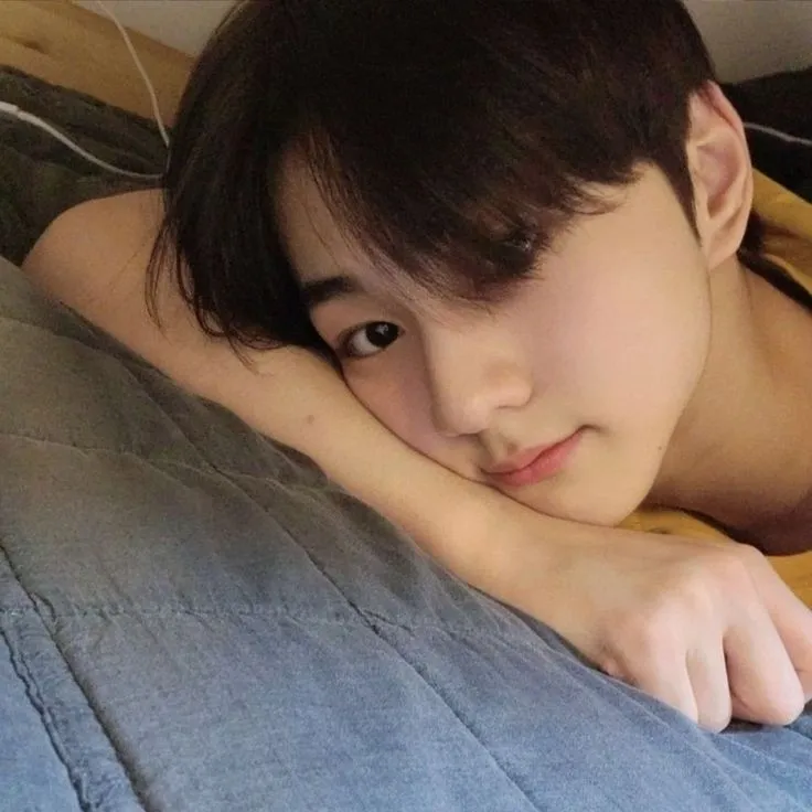 Jungwon: Mulailah perjalanan roleplay AI yang unik dan ciptakan narasi Anda sendiri.