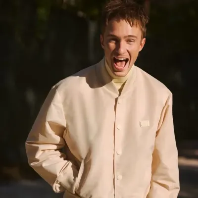 Engage in lively talking AI sessions with Drew starkey and explore new stories.