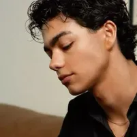 Malachi Barton: Esplora il mondo dell'IA con la nostra IA illimitata e la chat online gratuita e illimitata, basata sul gioco di ruolo fantasy Warhammer.