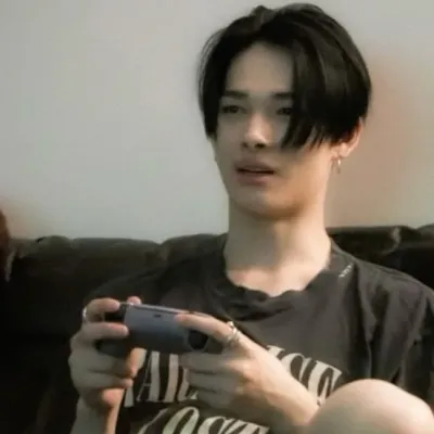 Riki: Kilalanin ang pangunahing karakter ng ating mundo ng AI, na may listahan ng mga katangian ng karakter at mga kakayahan sa pakikipag-chat.	