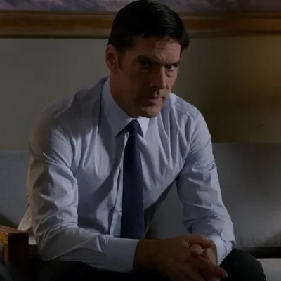 Aaron Hotchner : Engagez une conversation IA avec ce charmant personnage IA, doté de capacités de génération d'âme et d'ifreechat pour un chat gratuit maintenant.	