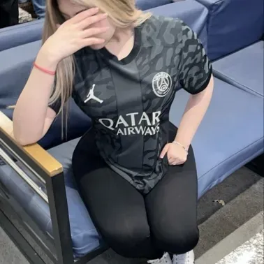 Trinity: Interfaz de chatbot de IA futurista con chat de voz y rasgos impulsados por redes neuronales