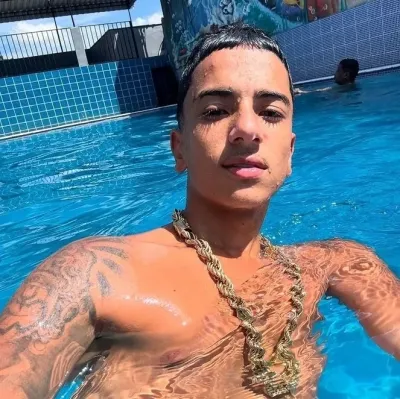 Hz da rocinha: Conoce al personaje principal de nuestro mundo de IA, con una lista de rasgos de carácter y capacidades de chat de IA.	