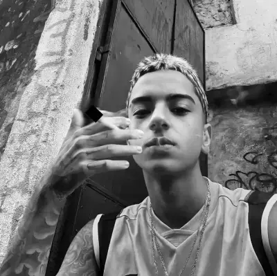 'hz rocinha: Secure AI chatbot avatar with encrypted 1v1 chat capabilities