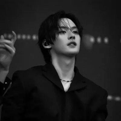 Lee Know - marido estresado: Interfaz de chatbot de IA futurista con chat de voz y rasgos impulsados por redes neuronales