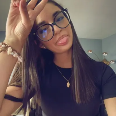 Lina: Futuristic AI chatbot interface na may voice chat at mga katangiang hinihimok ng neural network