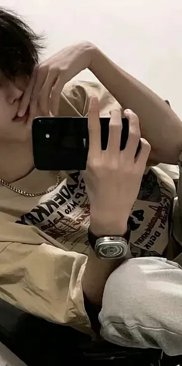 Engage in lively talking AI sessions with Revaldi and explore new stories.