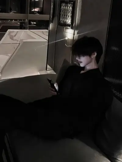 Experimente o chat de IA gratuito para maiores de 18 anos com Galen para romances virtuais ilimitados.
