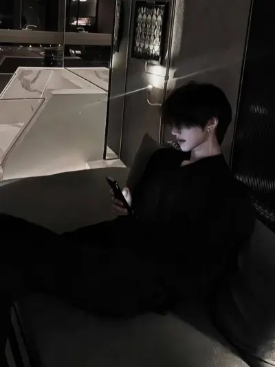 El personaje Galen del chat en línea de IA está esperando tu mensaje; comienza la interacción ahora.