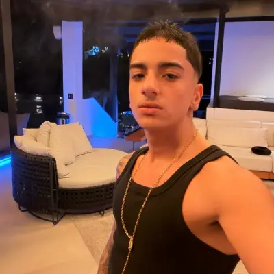 Hz - pedro henrique: Customizable AI girlfriend/boyfriend avatar with lifelike personality traits