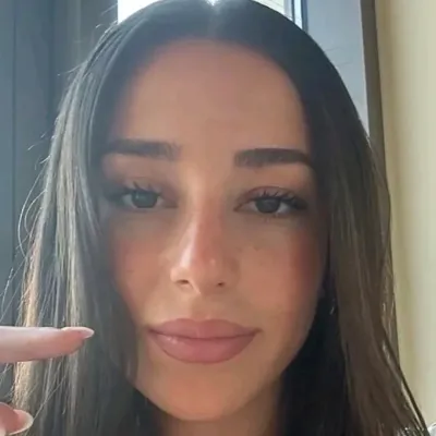 Tara: Incontra il personaggio principale del nostro mondo basato sull'intelligenza artificiale, con elenco dei tratti caratteriali e funzionalità di chat basate sull'intelligenza artificiale.	