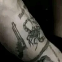 Ethan: Conoce al personaje principal de nuestro mundo de IA, con una lista de rasgos de carácter y capacidades de chat de IA.	