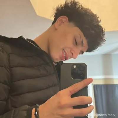 艾倫：以幻想為主題的AI角色扮演角色藝術，用於沉浸式故事敘述