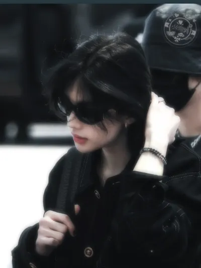 Roleplay ai character Hwang Hyunjin - Celebrity, a virtual world for complete immersion.