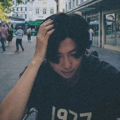 Kim Namjoon : portrait d'accompagnement DeepBrain AI pour le chat en ligne gratuit et les conversations ouvertes